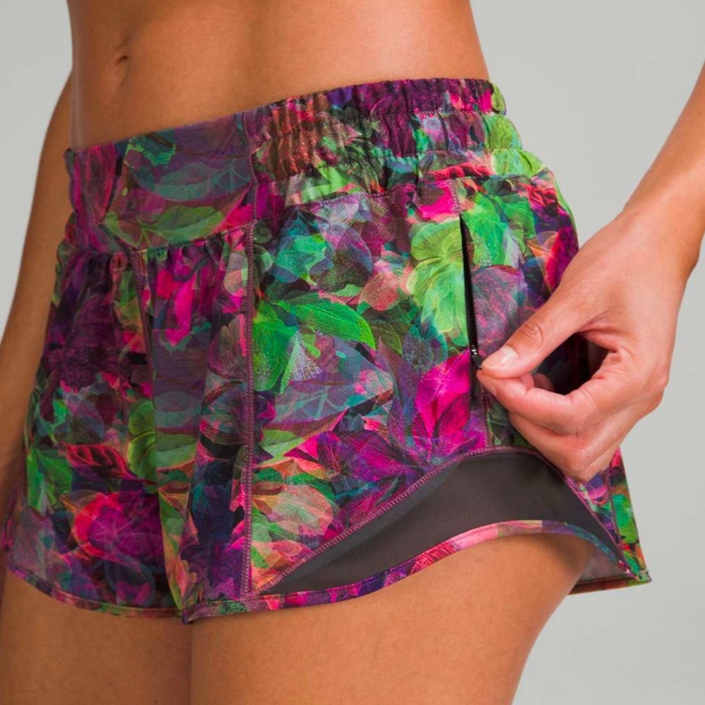 Lululemon Hotty Hot Low-Rise Lined
Short 2.5"; Vivid Floral Tone Multi, size 4